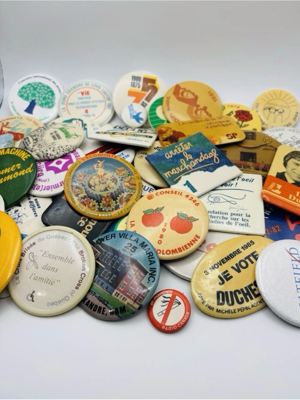 Lot (46) | 1979–1989 Quebec Political & Social Pinback Buttons | French